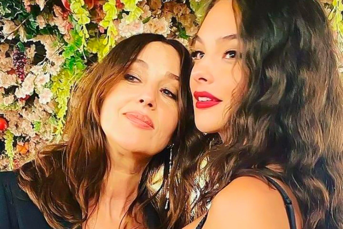 Как сестры: Моника Беллуччи поддержала 16-летнюю дочь на показе Dolce & Gabbana - ФОТО Как сестры: Моника Беллуччи поддержала 16-летнюю дочь на показе Dolce & Gabbana - ФОТО