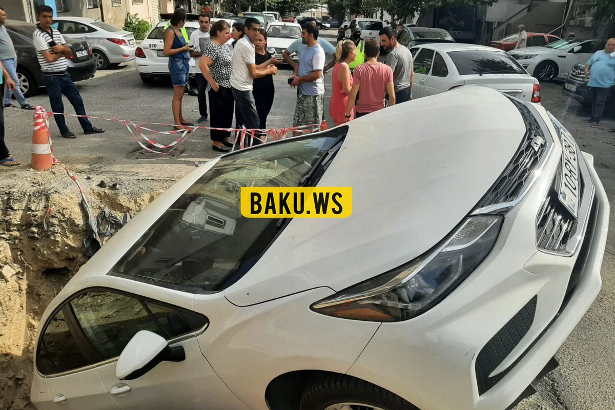 Bakıda maşın çuxura düşdü - FOTO