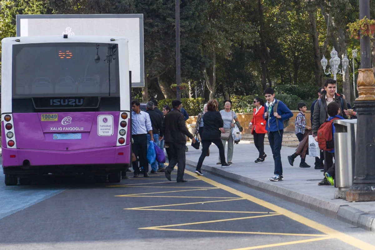 Xırdalanda qadın avtobusdan yıxıldı, beyninə qan sızdı