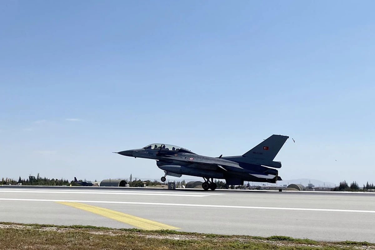 Su-25 hücum və MİQ-29 qırıcı təyyarələri təlimdə - VİDEO