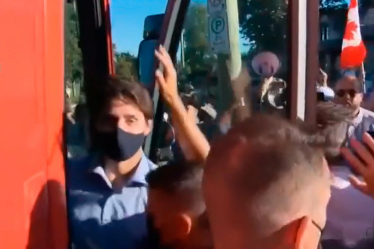 В премьера Канады бросили камни - ВИДЕО