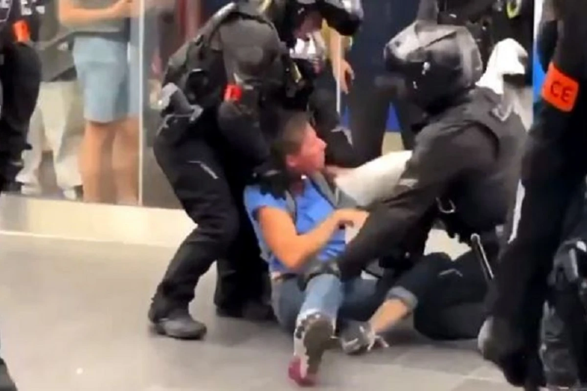 Во Франции полицейский избил дубинкой женщину, которая вошла в метро без маски - ВИДЕО