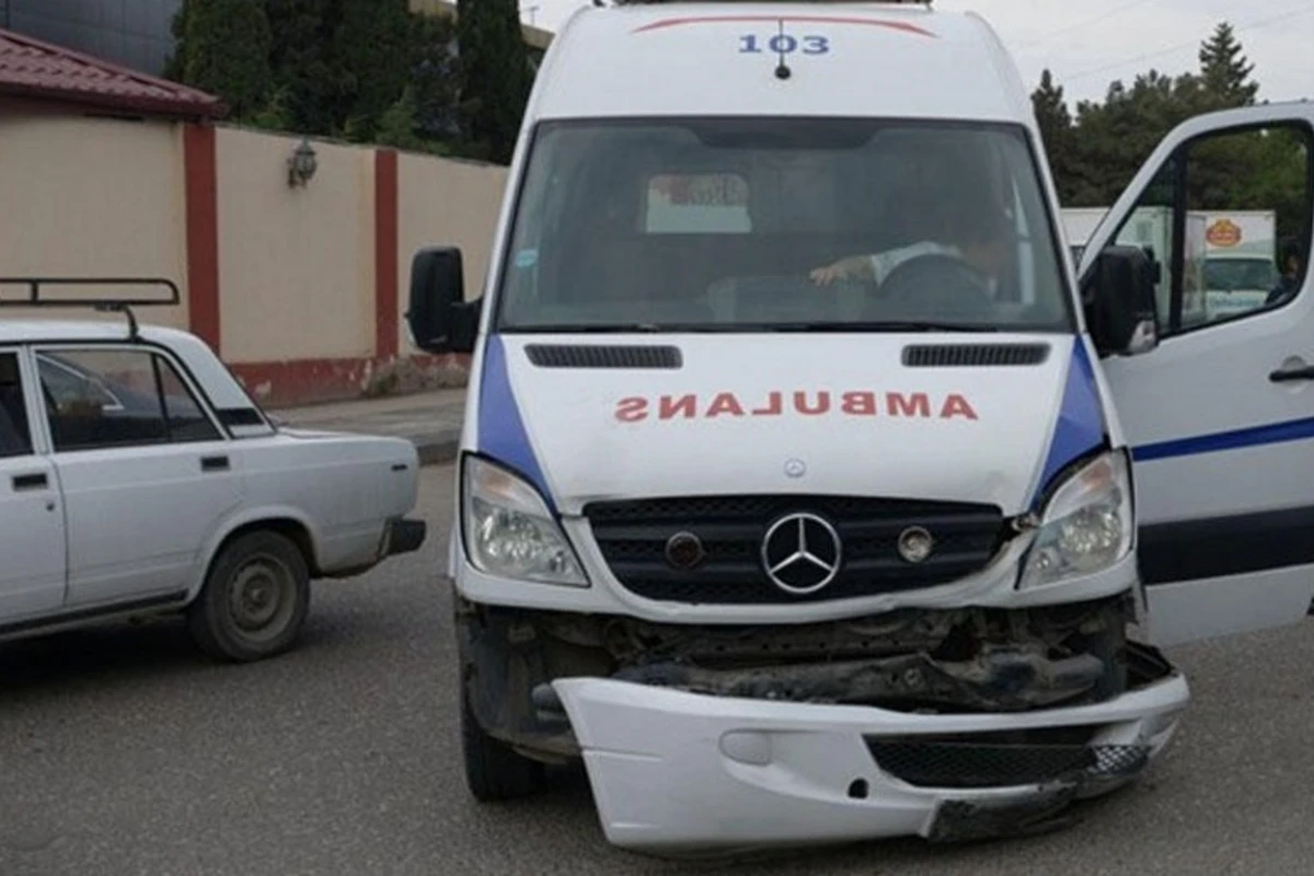 Bakıda təcili tibbi yardım maşını qəzaya düşüb, xəsarət alan var Bakıda təcili tibbi yardım maşını qəzaya düşüb, xəsarət alan var