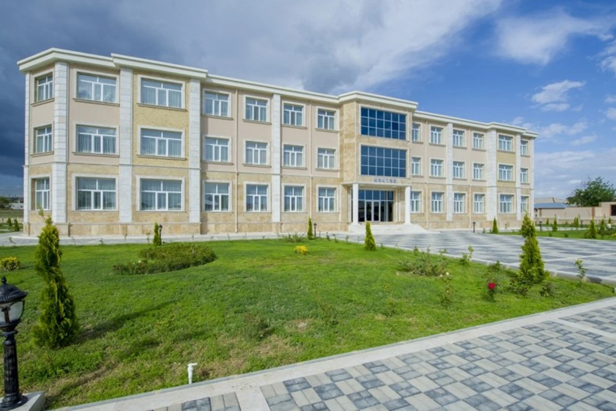 Naxçıvanda məktəblər açılıb Naxçıvanda məktəblər açılıb