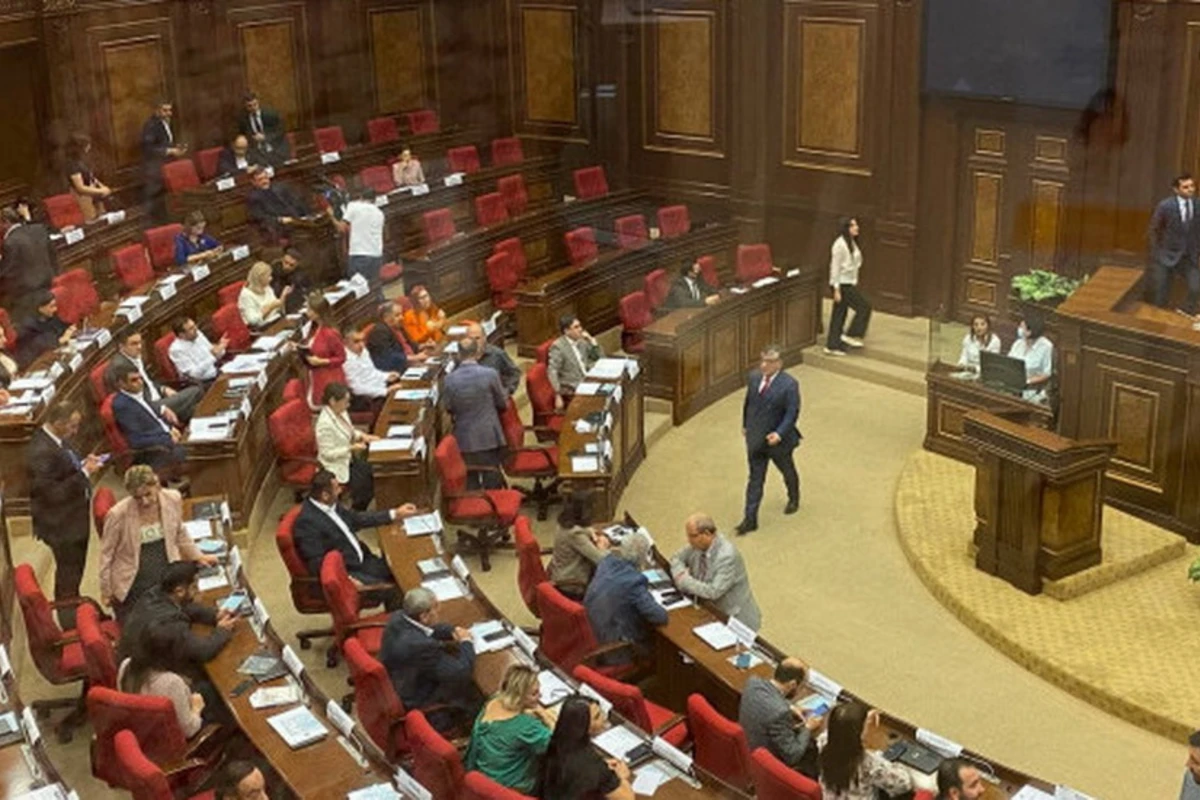 В парламенте Армении из-за Пашиняна убрали все бутылки с водой