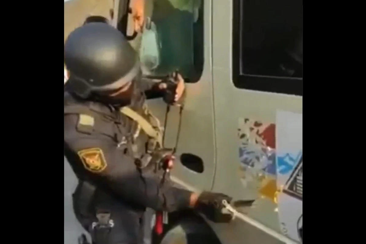 Azərbaycan polisi Gorus-Qafan yolunda separatçıların bayrağını bıçaqla qazıdı - VİDEO Azərbaycan polisi Gorus-Qafan yolunda separatçıların bayrağını bıçaqla qazıdı - VİDEO