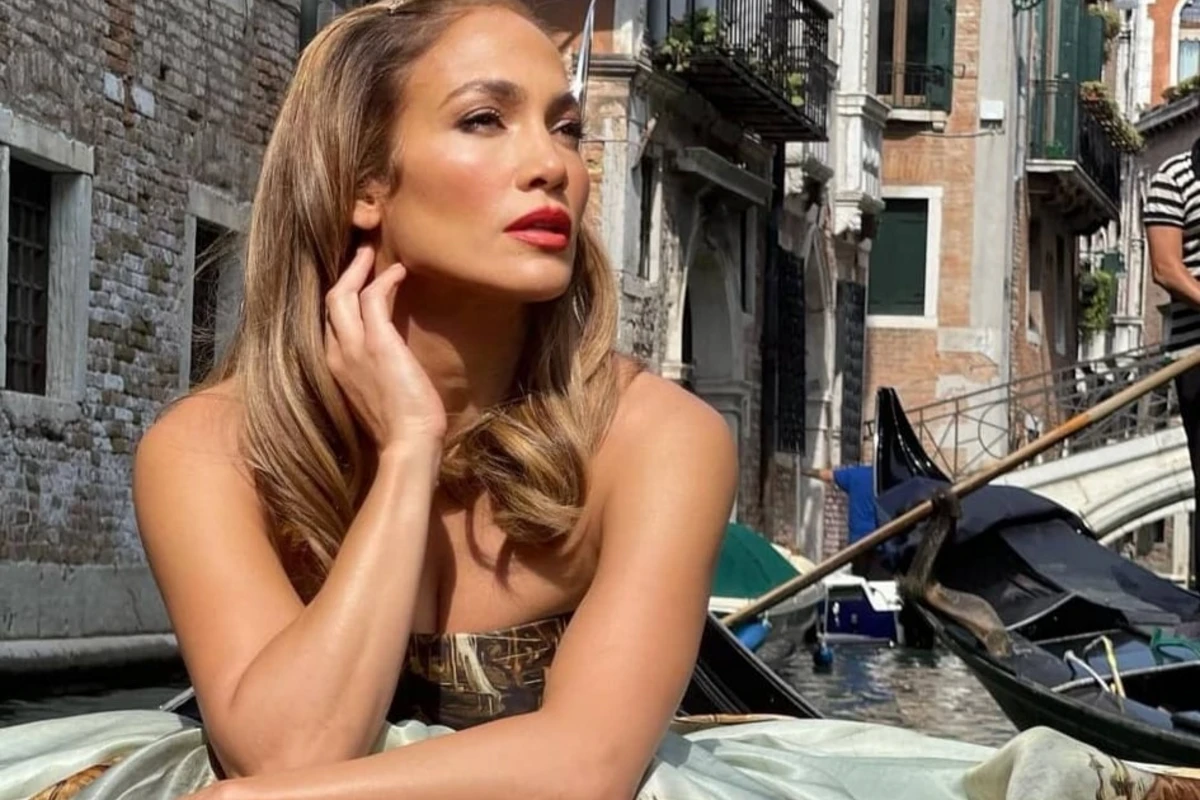 Cennifer Lopez 55 minlik geyimi ilə diqqət mərkəzində - FOTO Cennifer Lopez 55 minlik geyimi ilə diqqət mərkəzində - FOTO