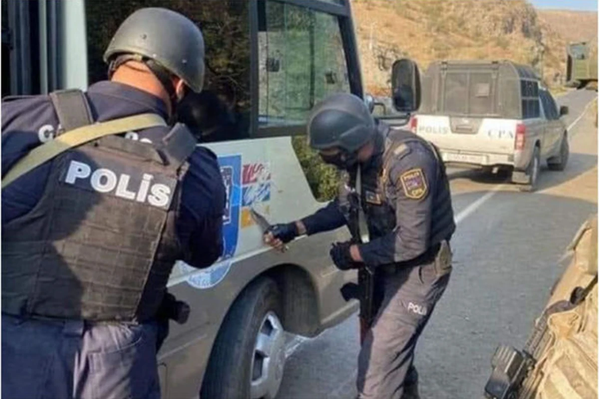 Qondarma rejimin “bayrağı”nı silən polis kimdir? - VİDEO Qondarma rejimin “bayrağı”nı silən polis kimdir? - VİDEO