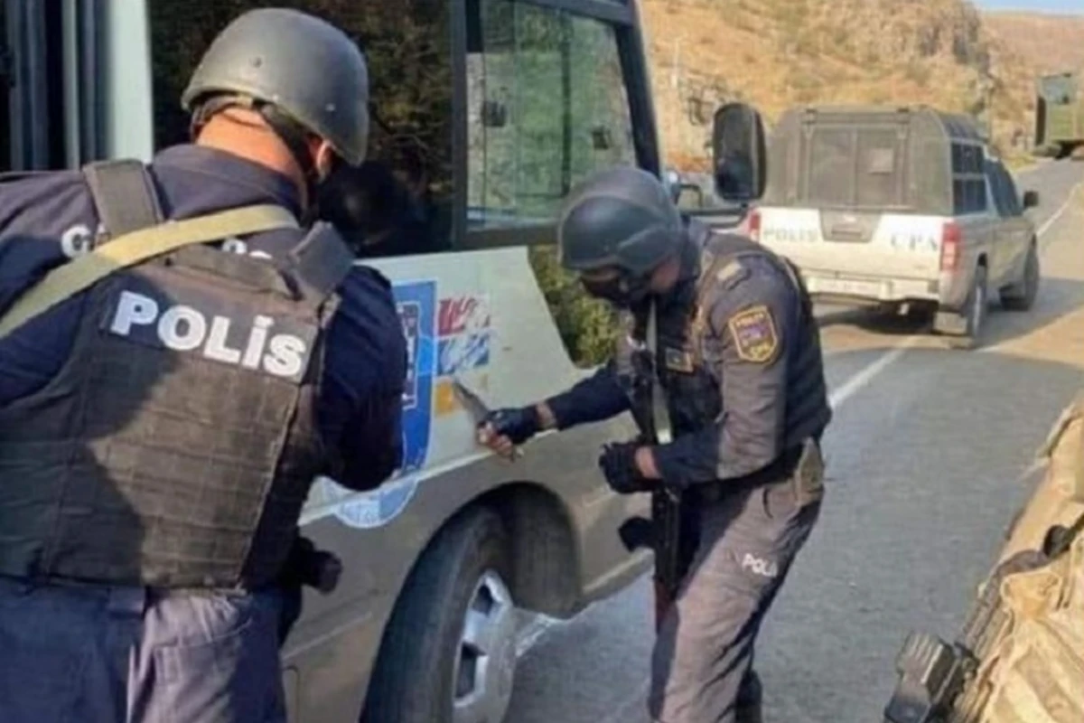 Azərbaycan polisi postda qondarma rejimin bayrağını sildi - VİDEO