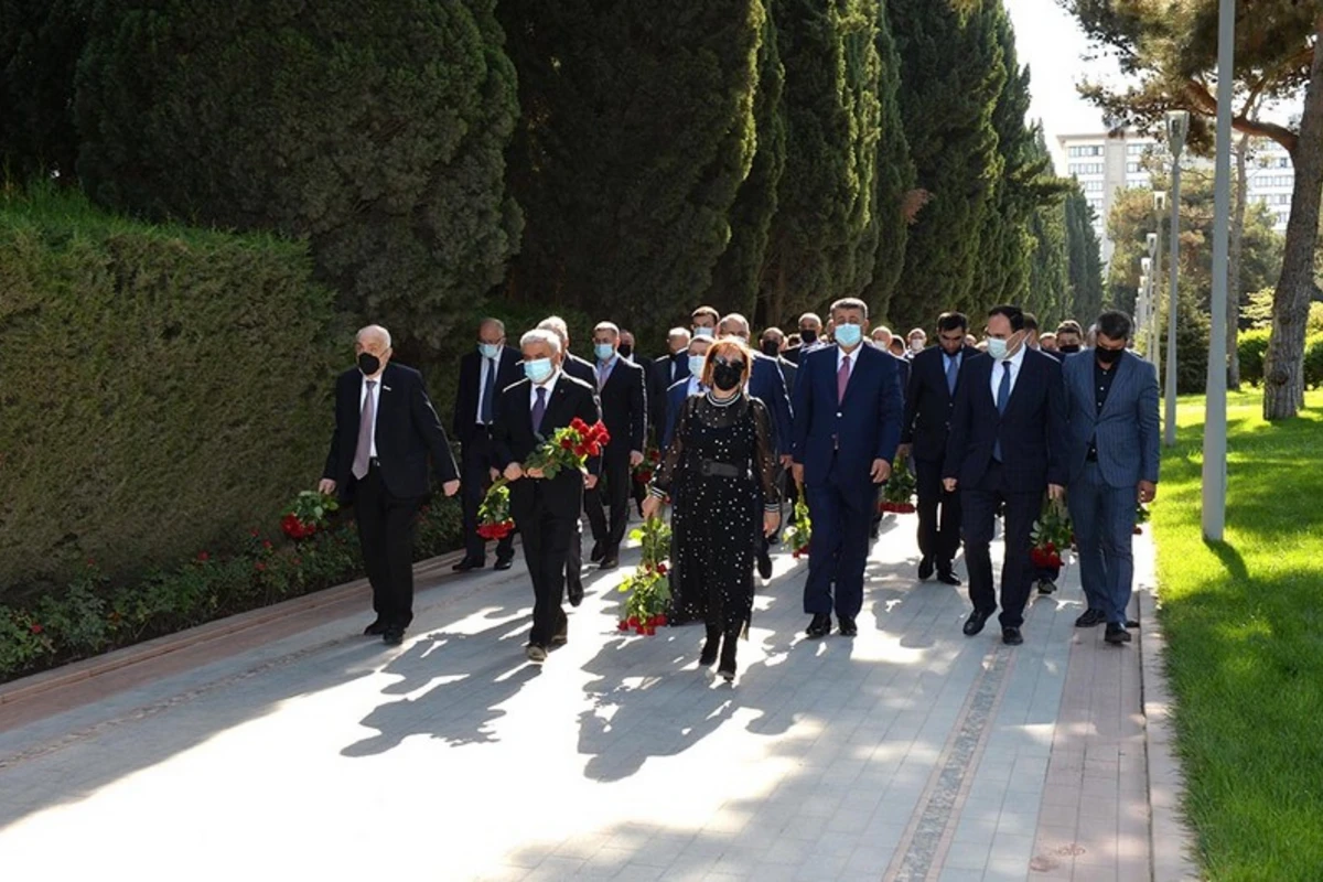 SOCAR-ın rəhbərliyi Heydər Əliyevin məzarını ziyarət edib - FOTO