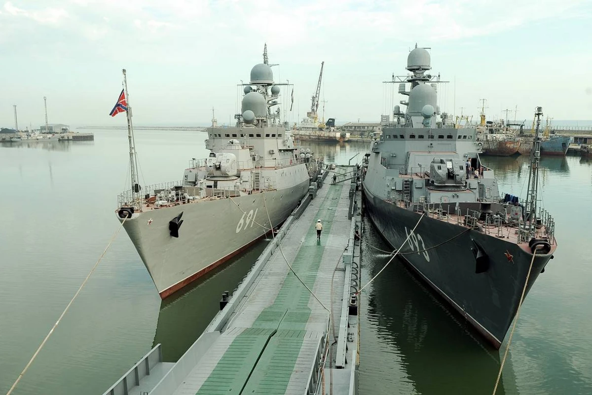 Военные корабли Каспийской флотилии ВМФ России покинули Бакинский порт