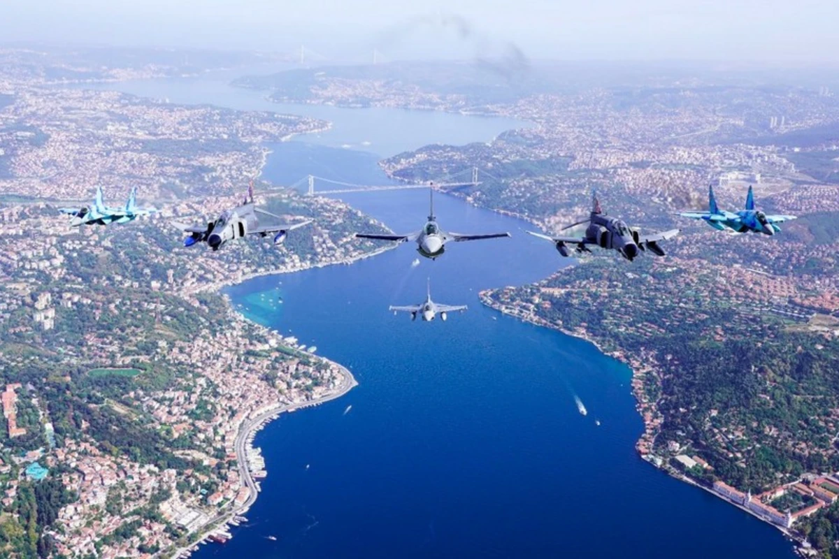 Azərbaycan və Türkiyə qırıcıları İstanbul səmasında uçuşlar keçiriblər - FOTO