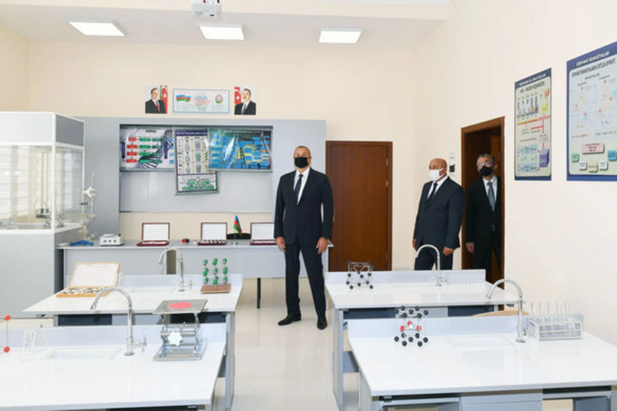 Prezident İlham Əliyev 71 saylı orta məktəbdə yaradılan şəraitlə tanış olub - FOTO