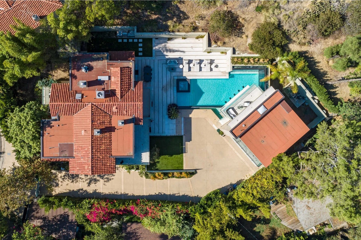 Tanınmış müğənni milyonluq villasını satır - FOTO