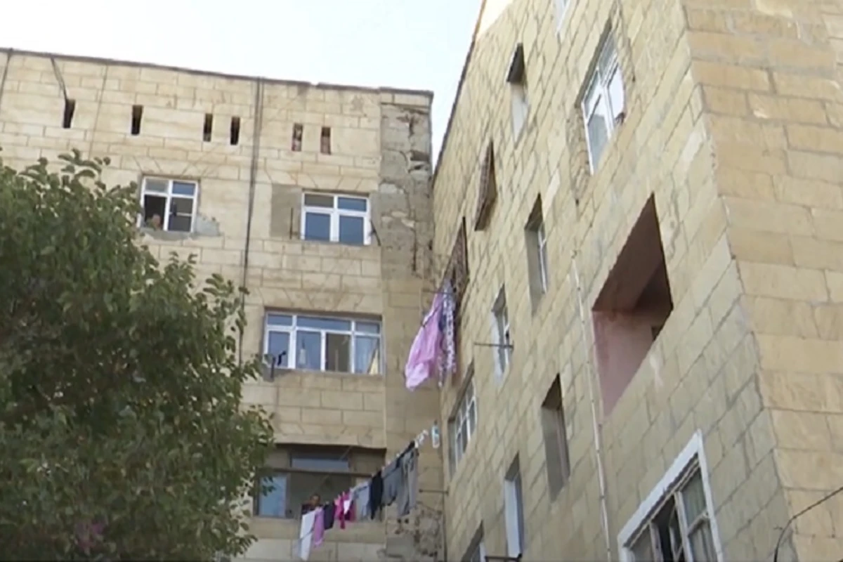 Bakıda təhlükəli vəziyyət: Bir-birinə söykənən qəzalı binalar - VİDEO