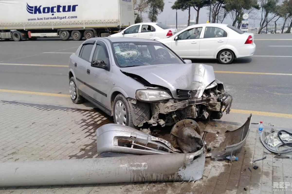 İvanovkada “Opel” dəmir maneəyə çırpıldı, sürücü öldü