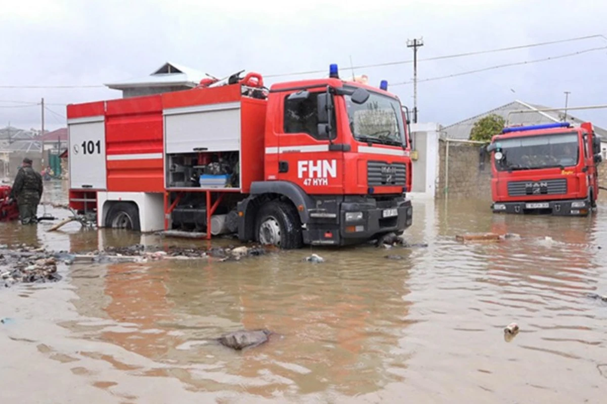 Bakıda evləri və həyətyanı sahələri yağış suları basıb