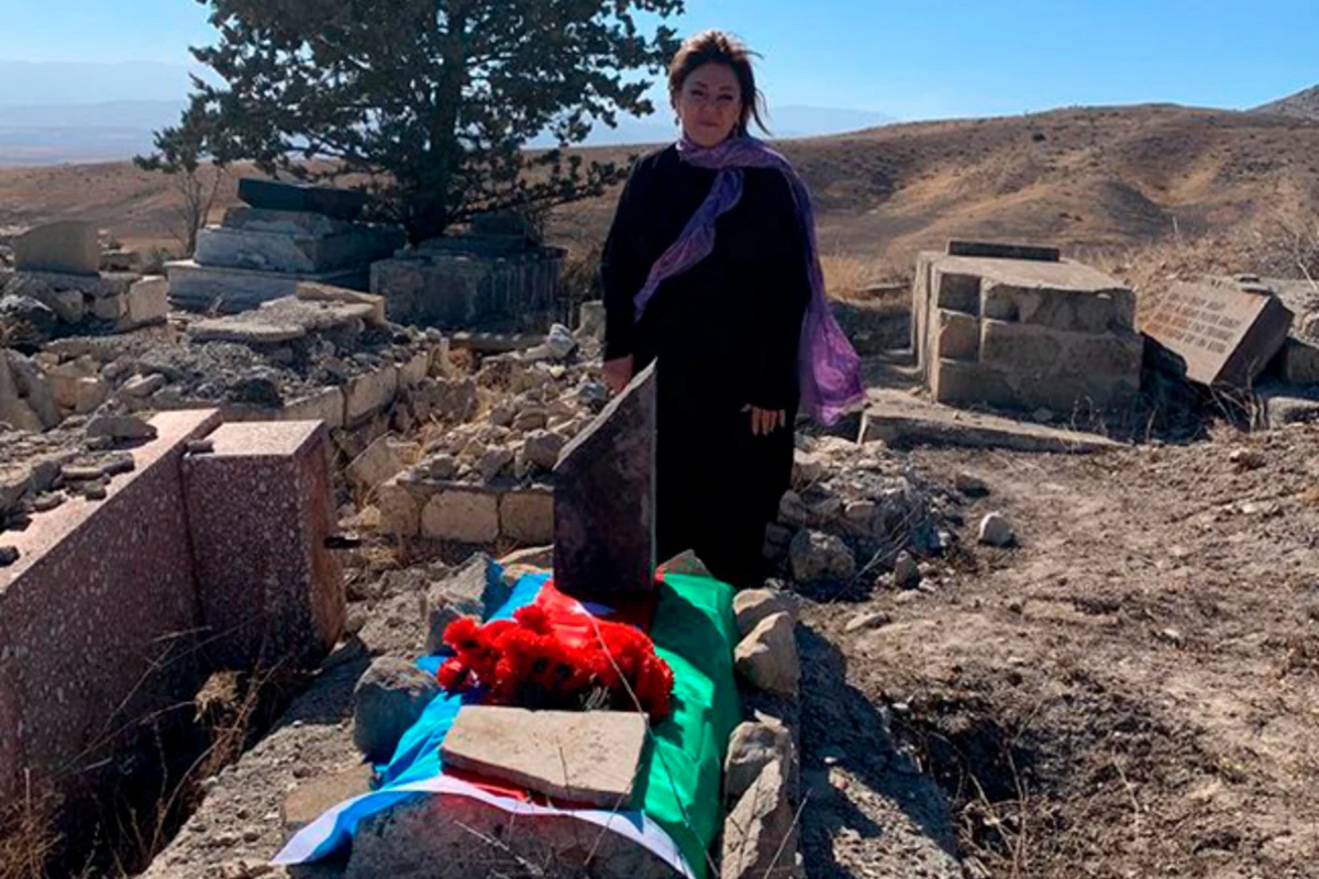 Əməkdar artist 30 il sonra həyat yoldaşının qəbrini ziyarət etdi - FOTO