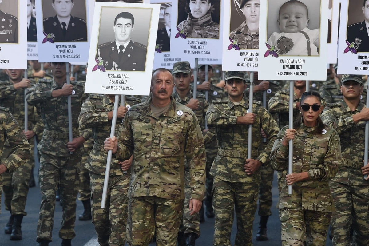 Prezident İlham Əliyev və birinci xanım Mehriban Əliyeva Bakıda hərbçilərin yürüşündə - FOTO