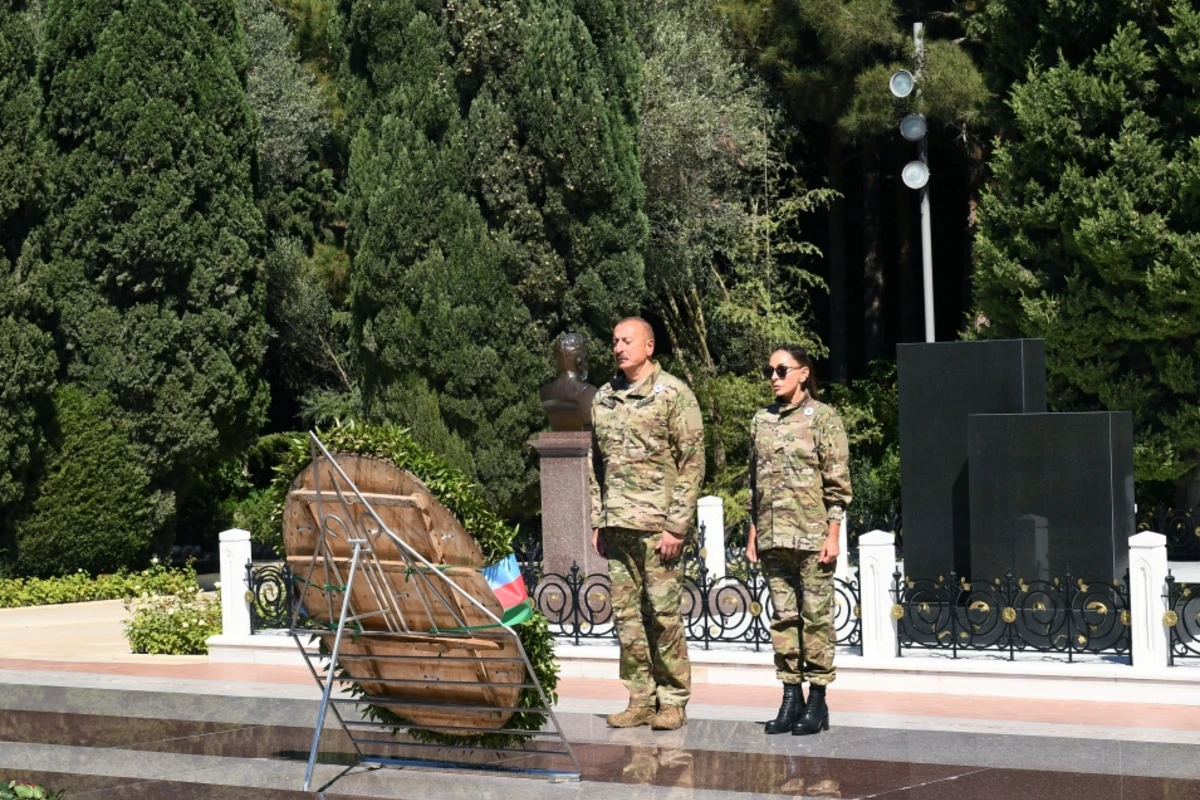 İlham Əliyev və Mehriban Əliyeva Heydər Əliyevin məzarını ziyarət etdi - FOTO