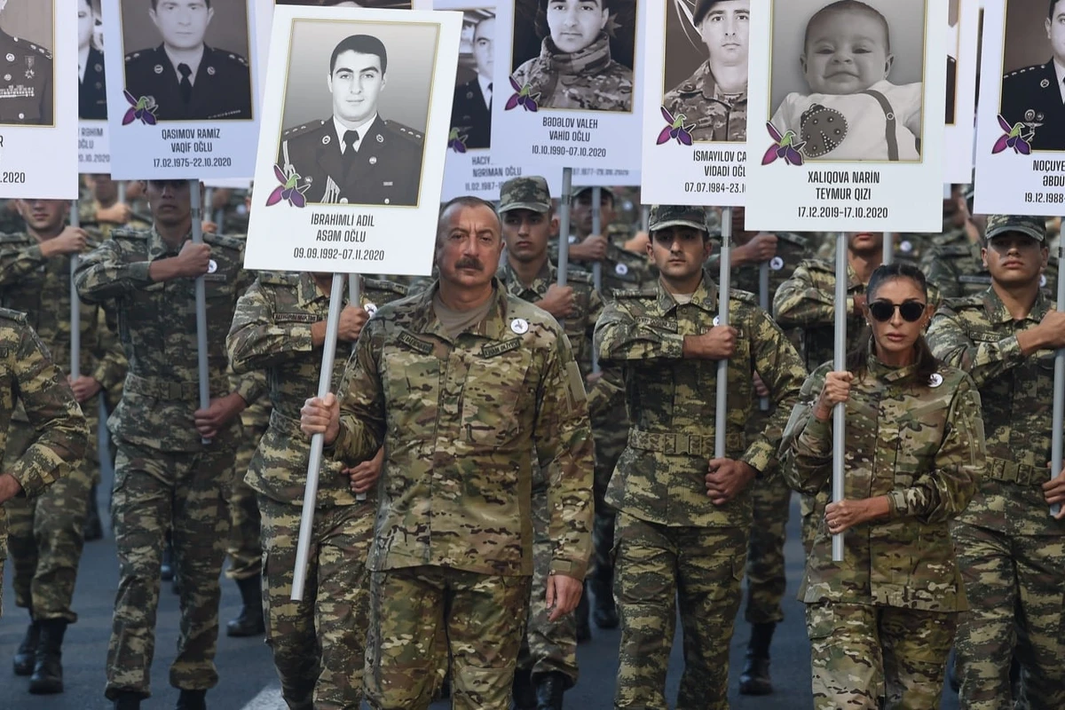С чьей фотографией прошелся на шествии президент Ильхам Алиев? - ФОТО