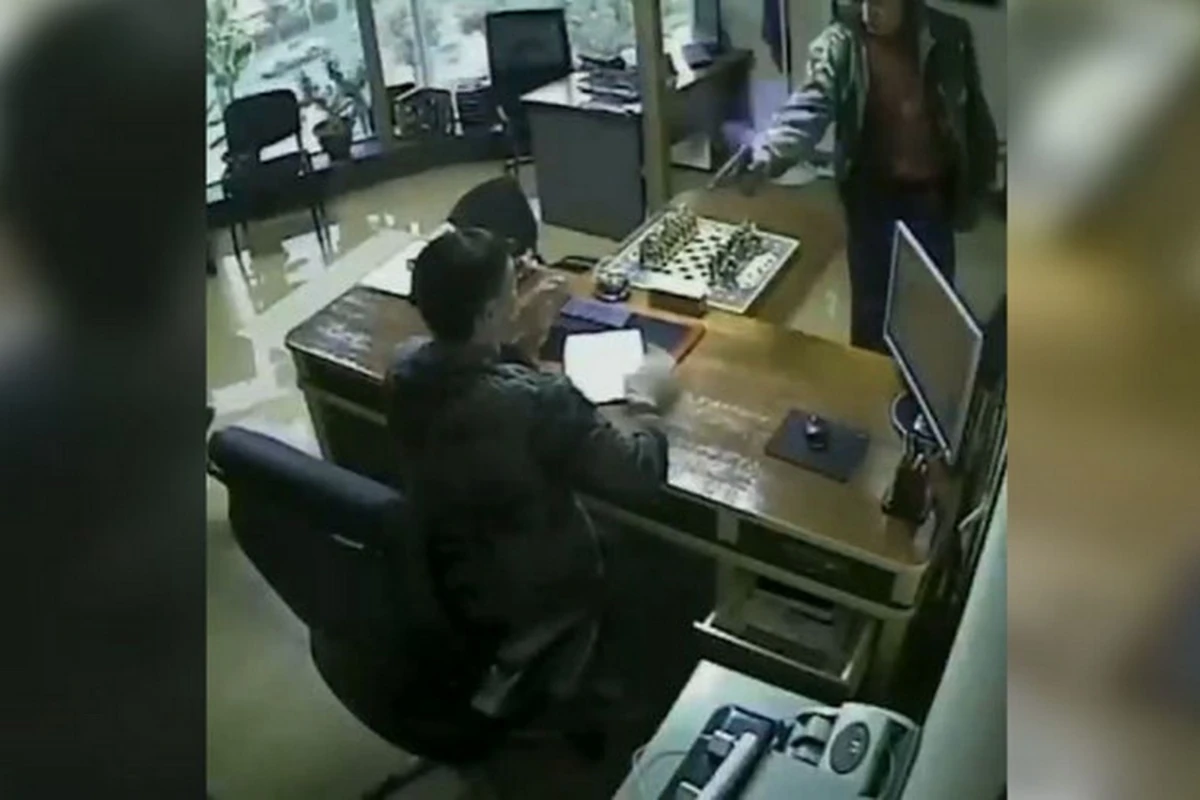 Qatil çox yaxın məsafədən iş adamını nişan ala bilmədi - ANBAAN VİDEO