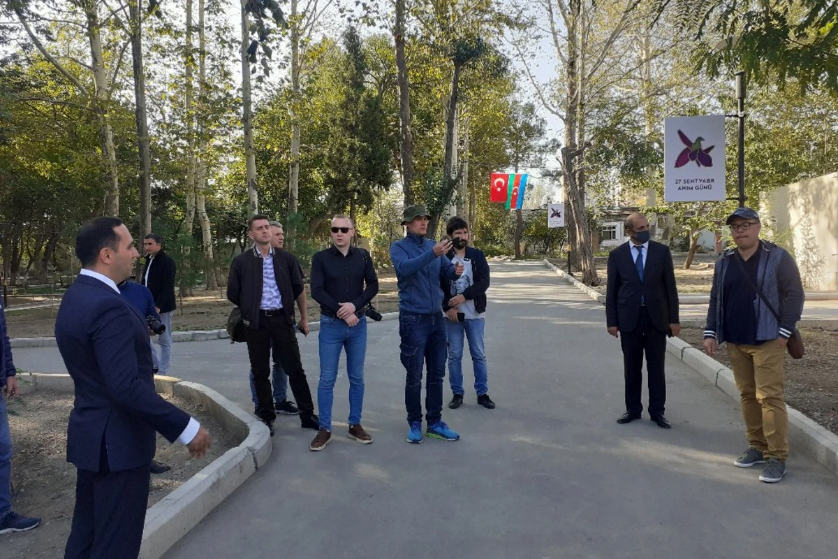 Ukraynalı jurnalistlər Gəncədə erməni terroru nəticəsində dağılan əraziləri ziyarət edib - FOTO