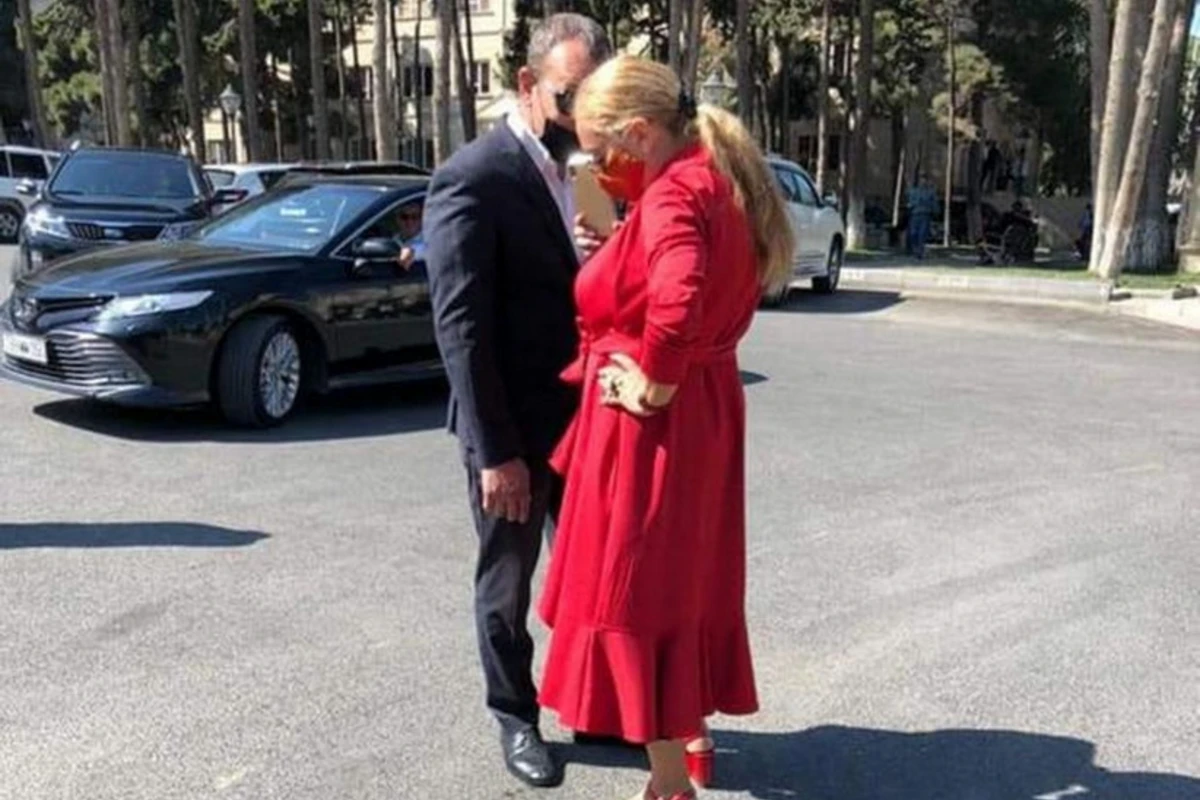 Anım Günündə al qırmızı geyinən Mehriban Qaralova kimdir? - FOTO