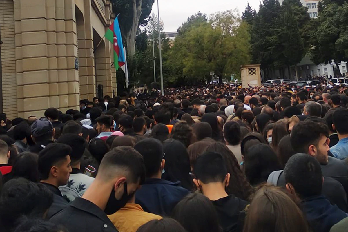 Из-за проверки COVID-паспортов перед БГУ образовалось столпотворение - ФОТО