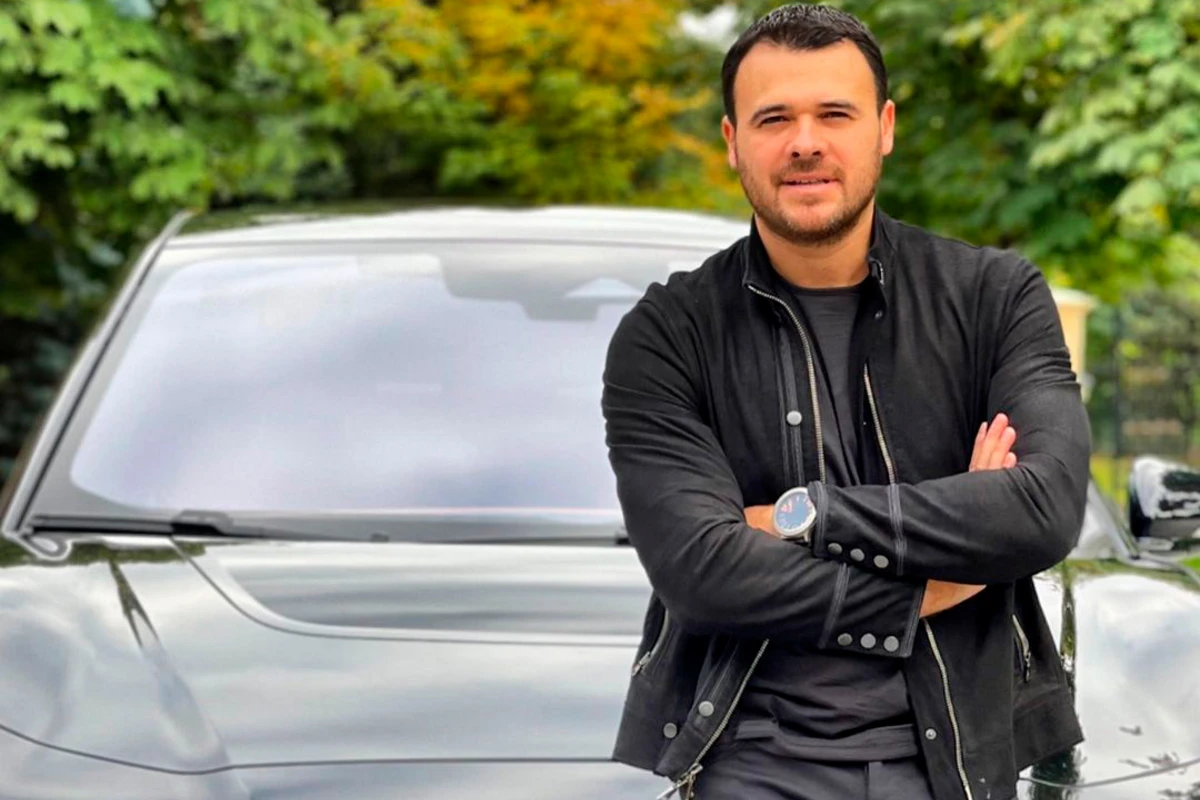 Emin Ağalarov lüks avtomobili ilə - FOTO Emin Ağalarov lüks avtomobili ilə - FOTO