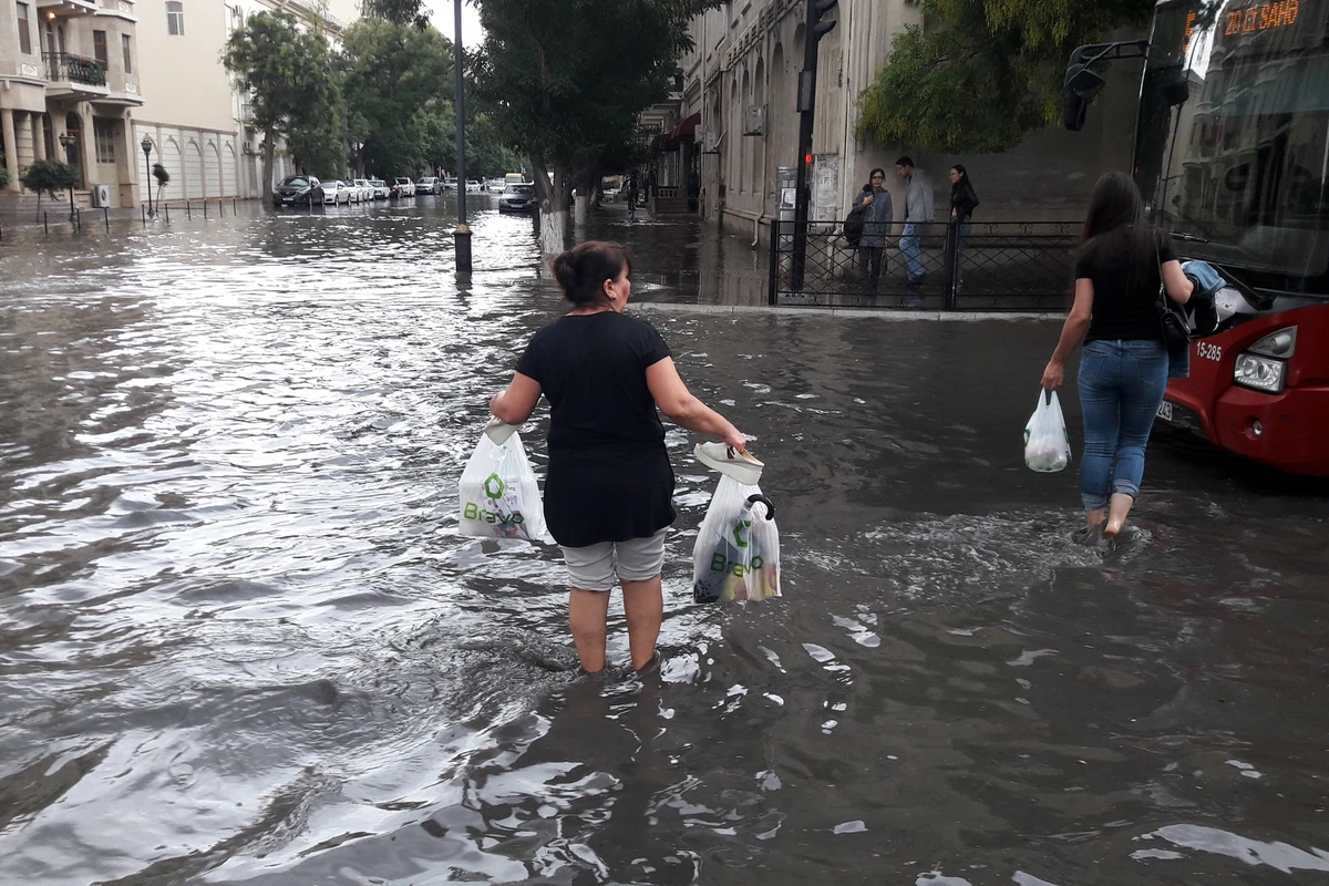 ИВ Баку прокомментировал ситуацию с отводом дождевой воды