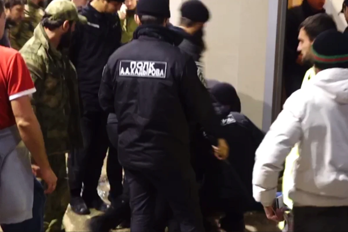 Бойцы полка Кадырова избили болельщиков Спартака - ВИДЕО Бойцы полка Кадырова избили болельщиков Спартака - ВИДЕО