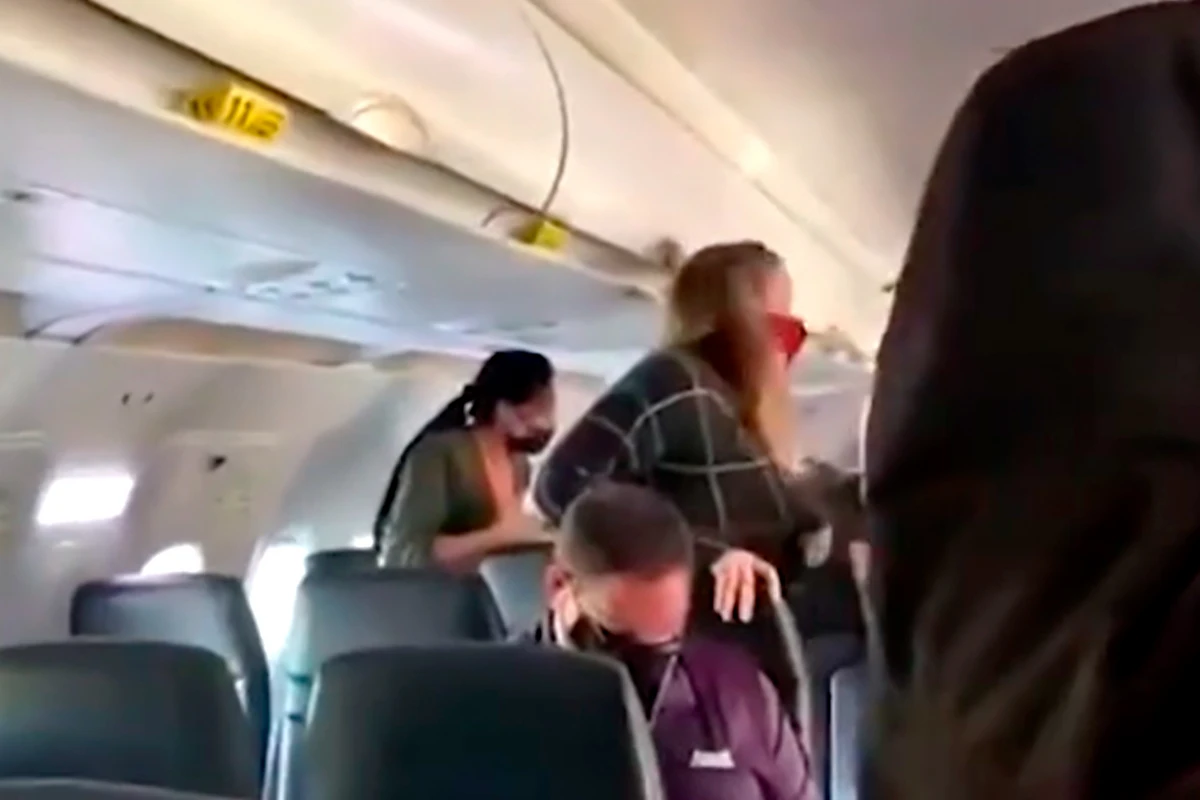 Паника в салоне самолета из-за возгорания двигателя попала на ВИДЕО