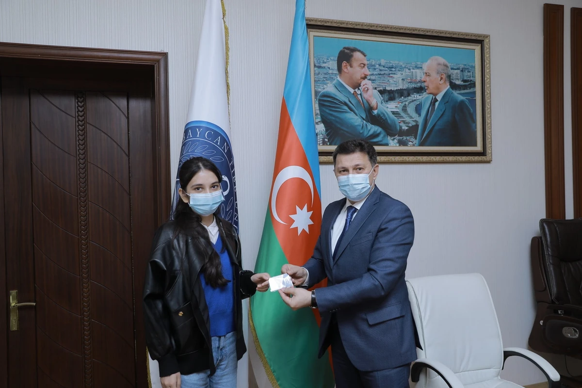 Polad Həşimovun qızına tələbə bileti təqdim edildi - FOTO