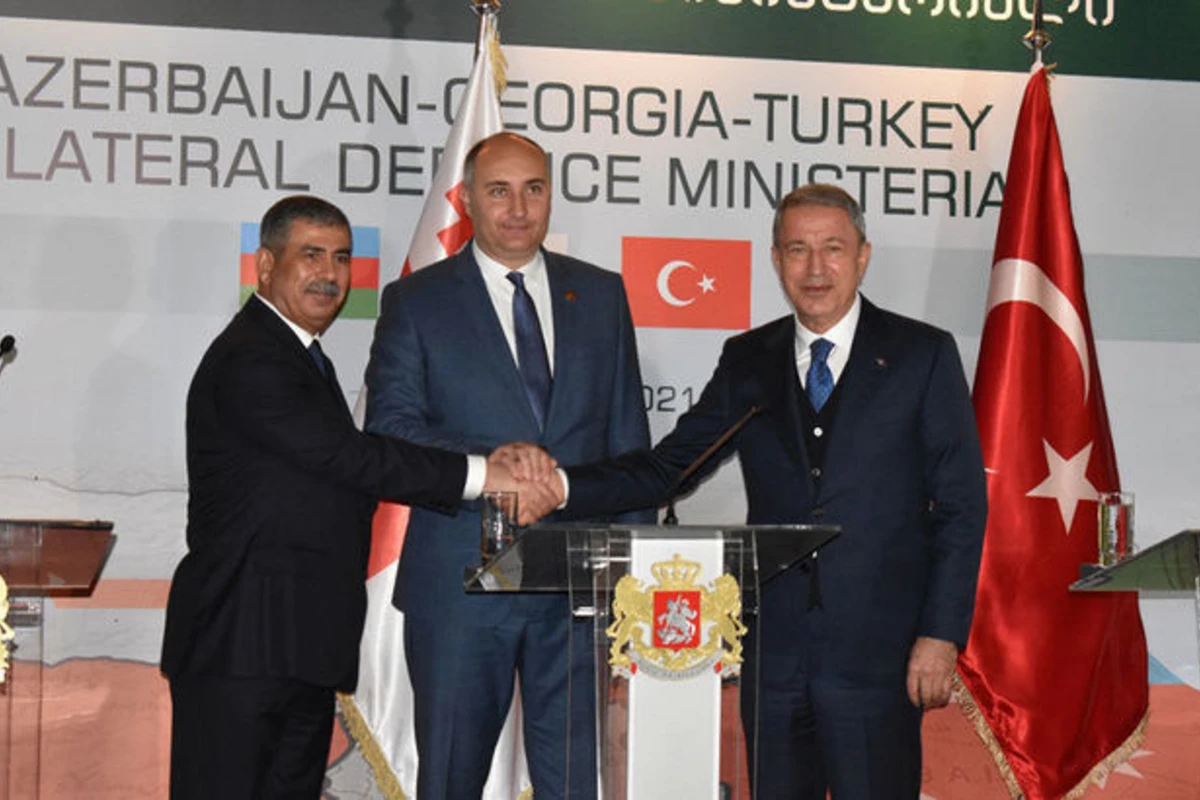 Azərbaycan, Türkiyə və Gürcüstan müdafiə nazirləri mətbuat konfransı keçirib