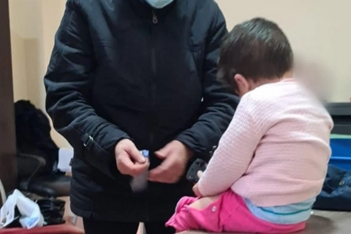 Qonşuya verilən azyaşlının valideyni tapıldı