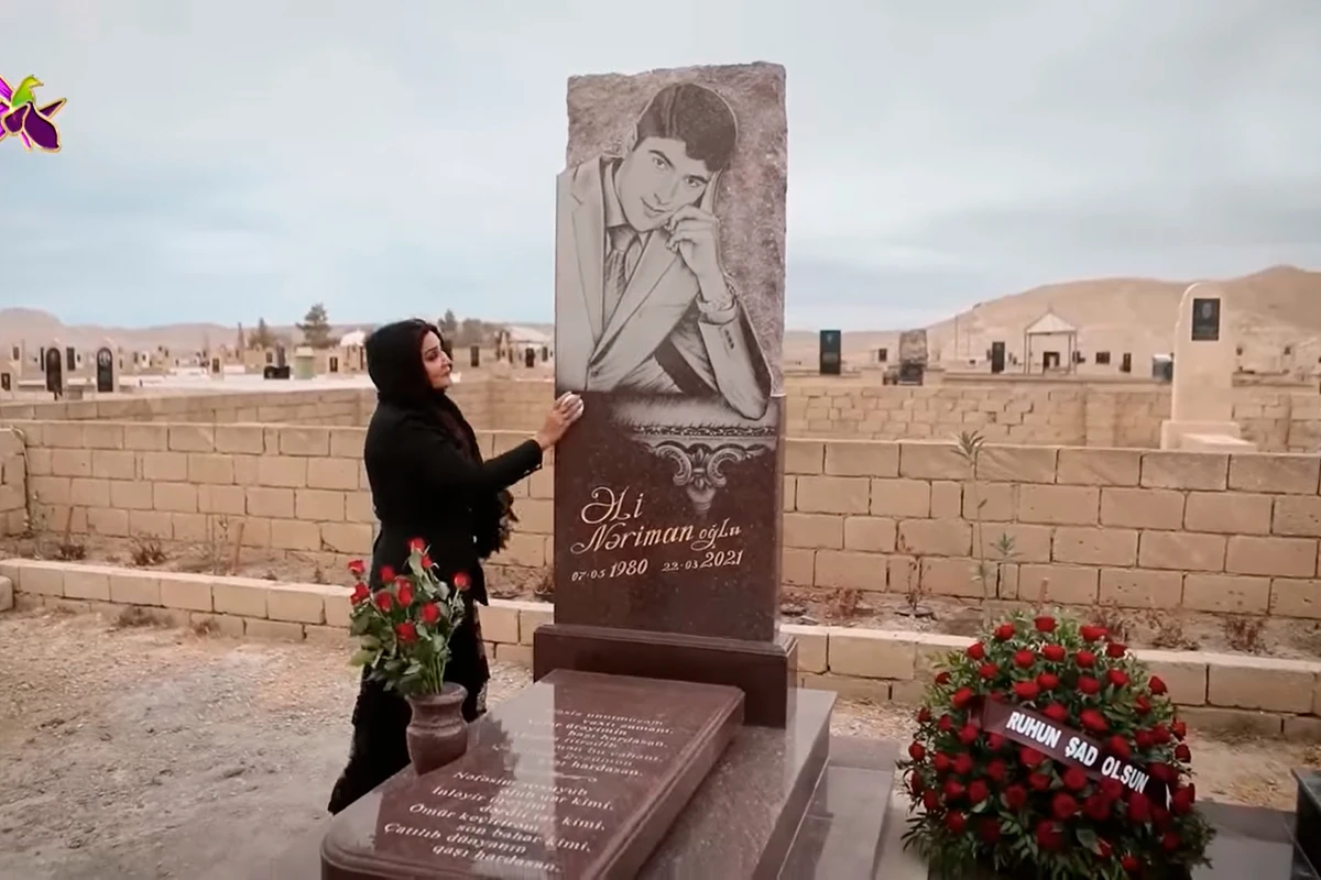 Oğlunun qəbrini ziyarət edən Nazpəri Dostəliyeva hər kəsi kövrəltdi - VİDEO