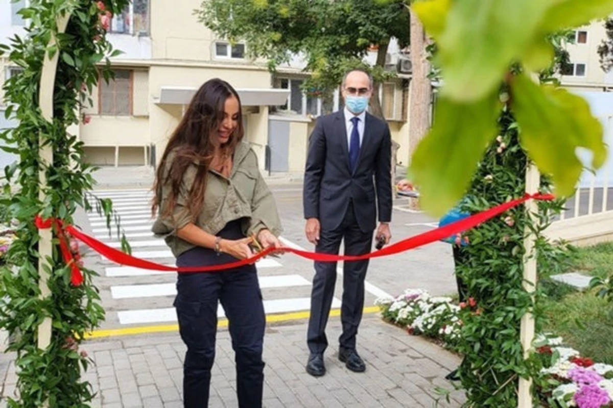 Leyla Əliyeva abadlaşdırılan növbəti həyətin açılışını etdi - FOTO Leyla Əliyeva abadlaşdırılan növbəti həyətin açılışını etdi - FOTO