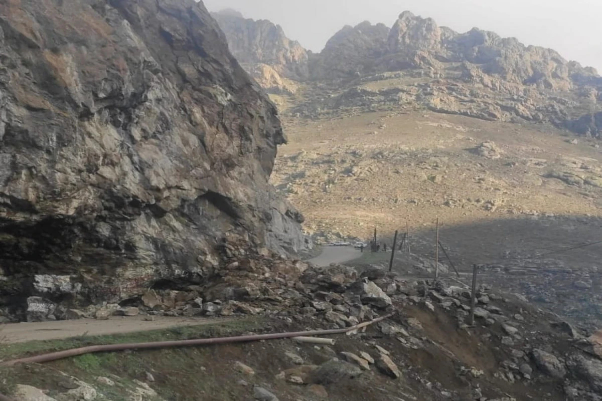 Azərbaycanda qaya uçdu, yol bağlandı