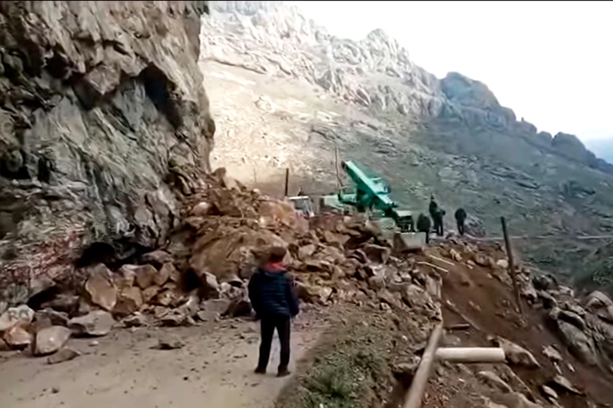 Azərbaycanda qaya uçan yoldan son görüntülər - VİDEO