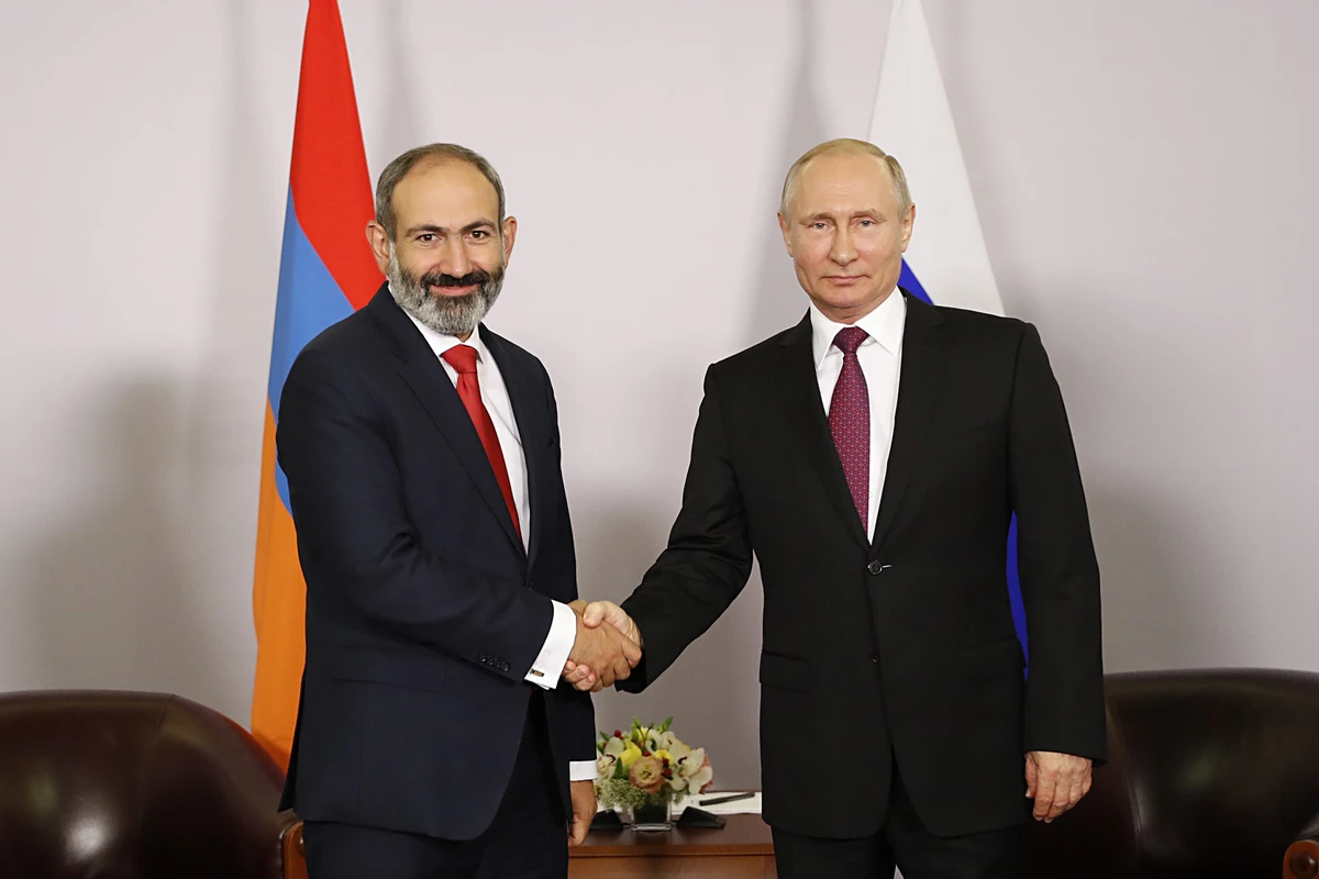 Kremldə Putin Paşinyan görüşü başladı