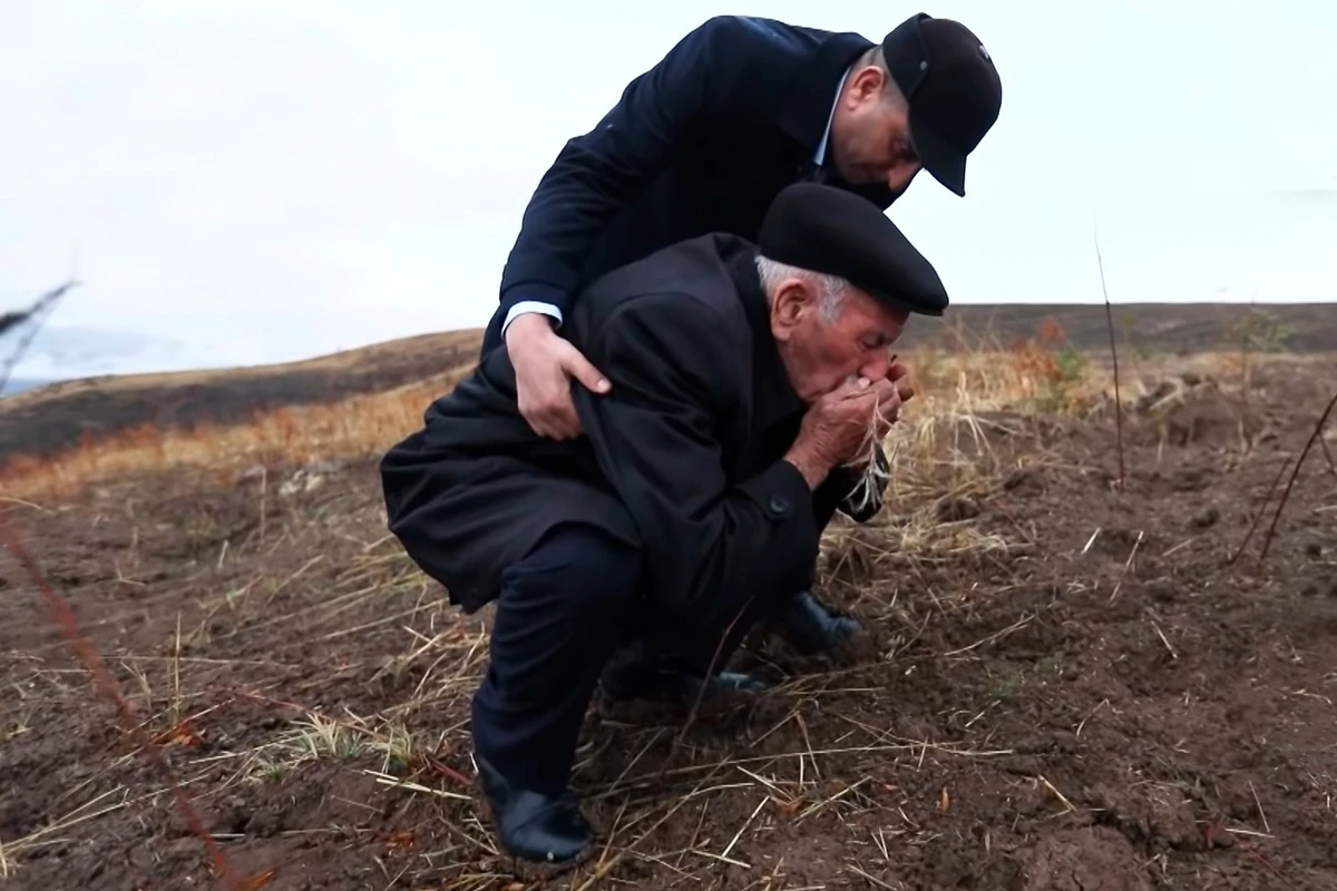 Şəhid-polkovnikin atasının bu görüntüləri hər kəsi ağlatdı - FOTO/VİDEO Şəhid-polkovnikin atasının bu görüntüləri hər kəsi ağlatdı - FOTO/VİDEO