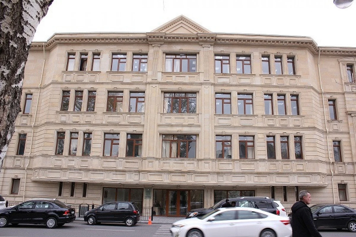 В Баку 3 класса одной школы перешли на дистанционное обучение