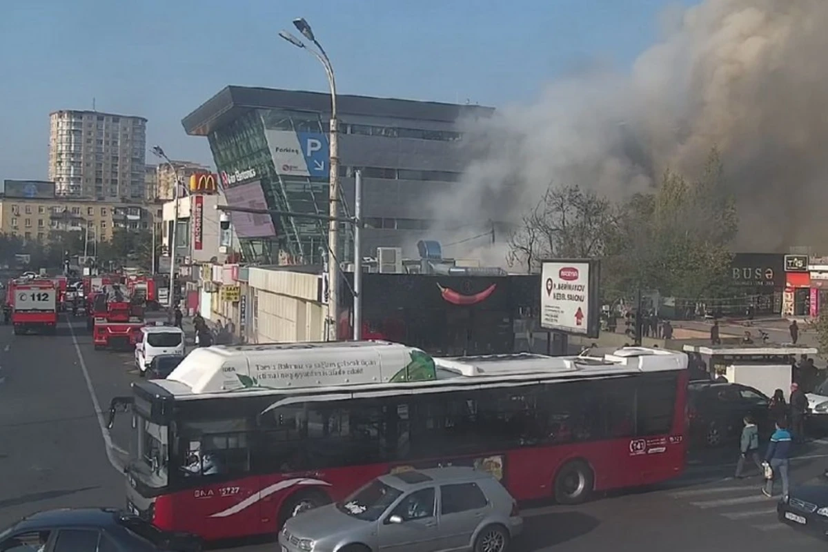 В Баку горит торговый центр - ВИДЕО