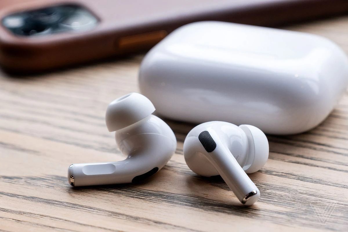 Apple представила третье поколение беспроводных наушников AirPods