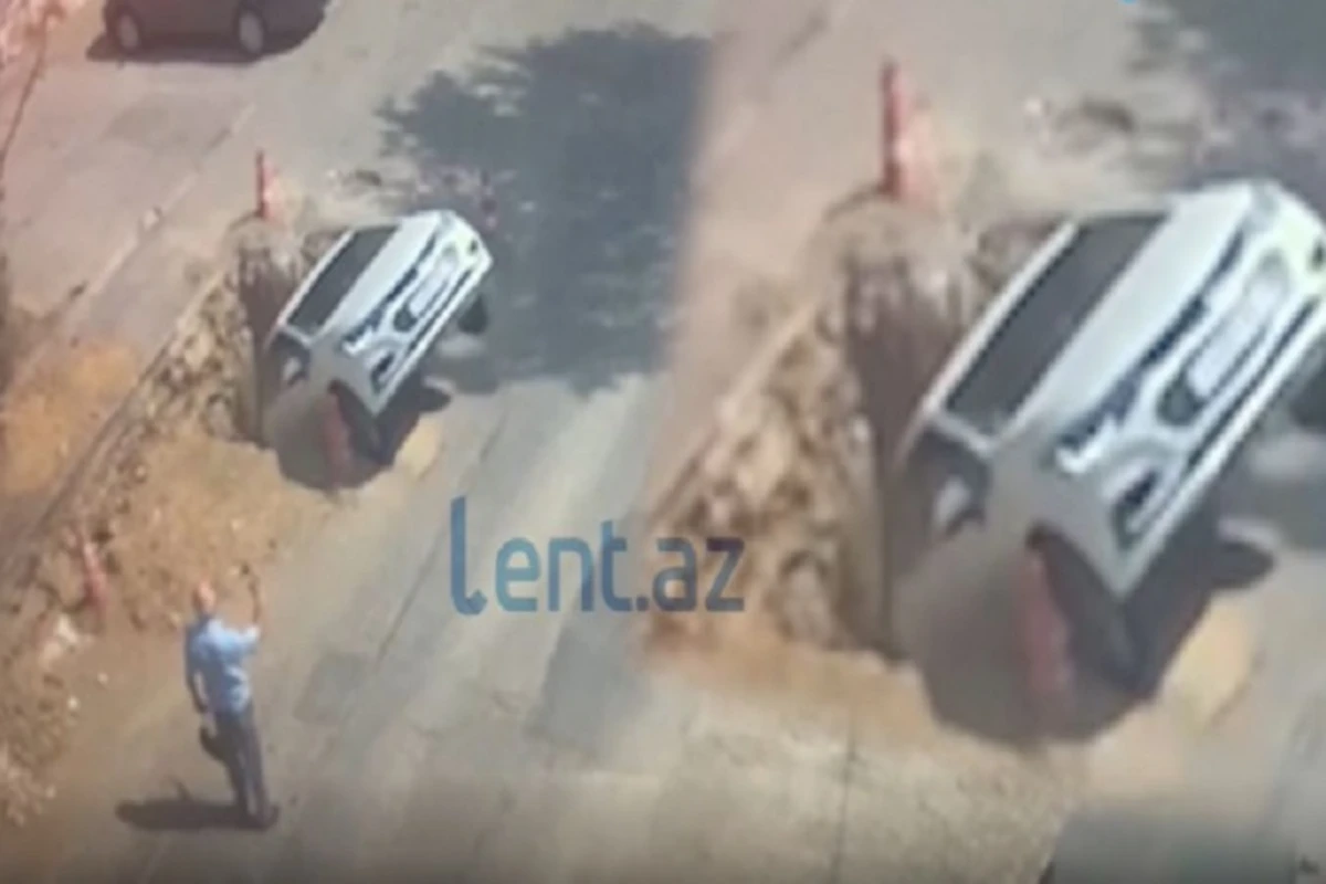 Необычная авария в Баку: автомобиль съехал в глубокую яму - ВИДЕО