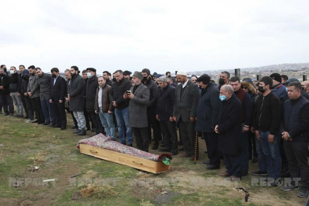 Elnur Əşrəfoğlu dəfn olunub - FOTO Elnur Əşrəfoğlu dəfn olunub - FOTO