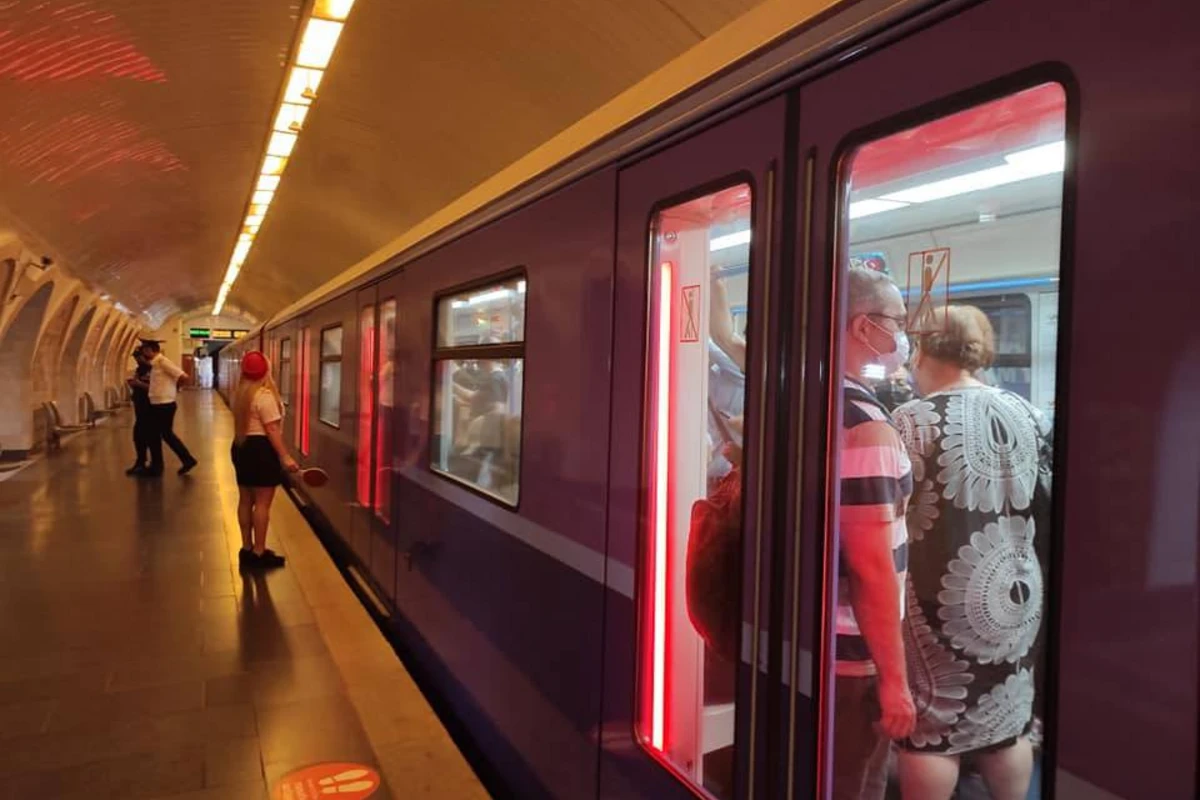 В бакинском метро возникли неполадки: пассажиров высадили 
