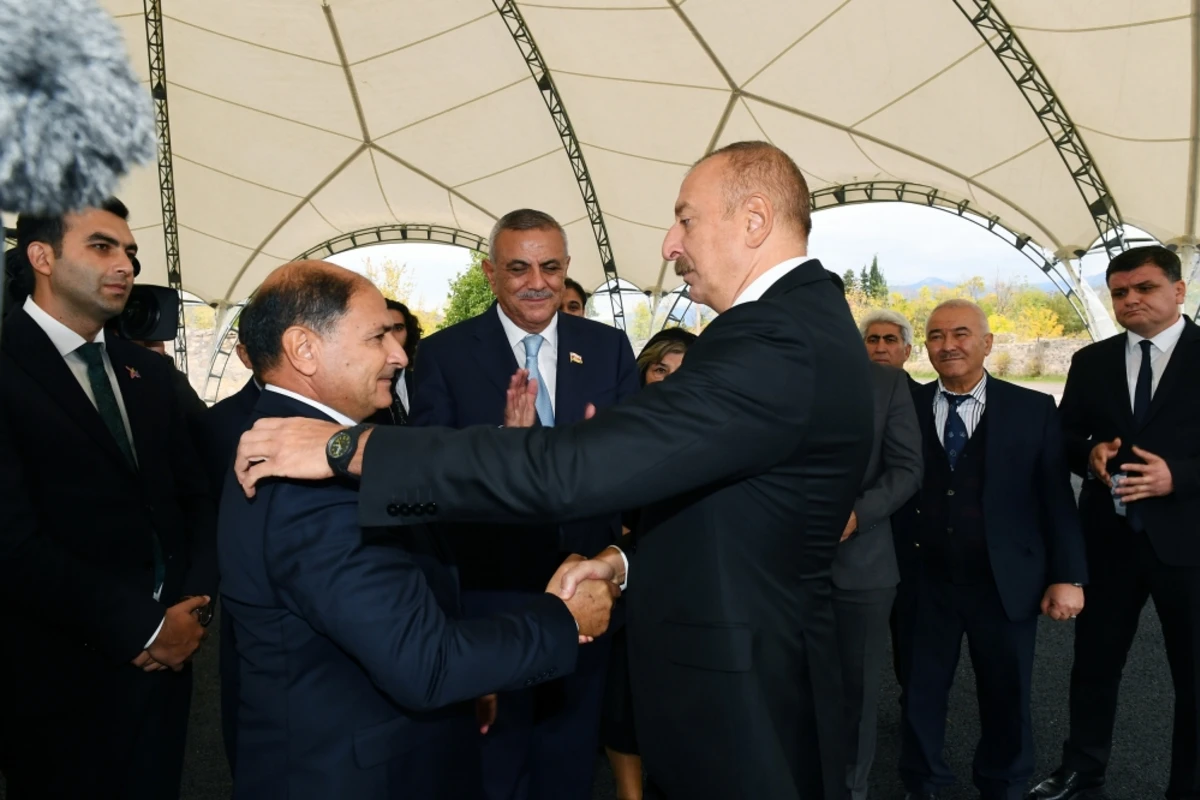 Prezident şəhid atasını qucaqlayıb təşəkkür etdi - VİDEO