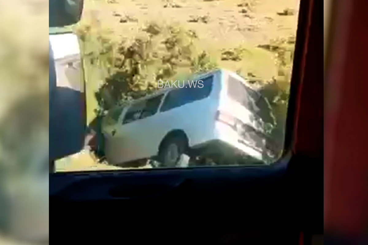 Bakı-Quba yolunda mikroavtobus qəzaya uğradı - VİDEO